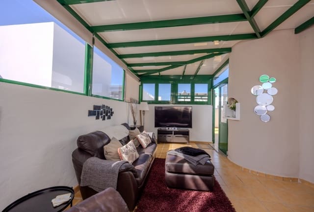 Chalet de 2 habitaciones en Playa Blanca, Yaiza en venta con piscina - 329.000 € (Ref: 9449144)