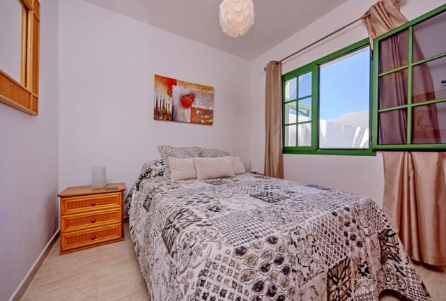Chalet de 2 habitaciones en Playa Blanca, Yaiza en venta con piscina - 329.000 € (Ref: 9449144)