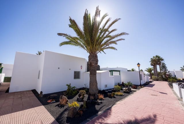 Chalet de 2 habitaciones en Playa Blanca, Yaiza en venta con piscina - 329.000 € (Ref: 9449144)