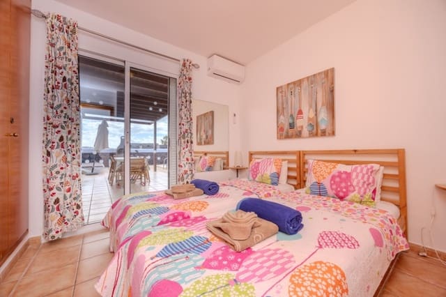 4 sypialnia Willa na sprzedaż w Playa Blanca, Yaiza z basenem - 750 000 € (Ref: 9465637)