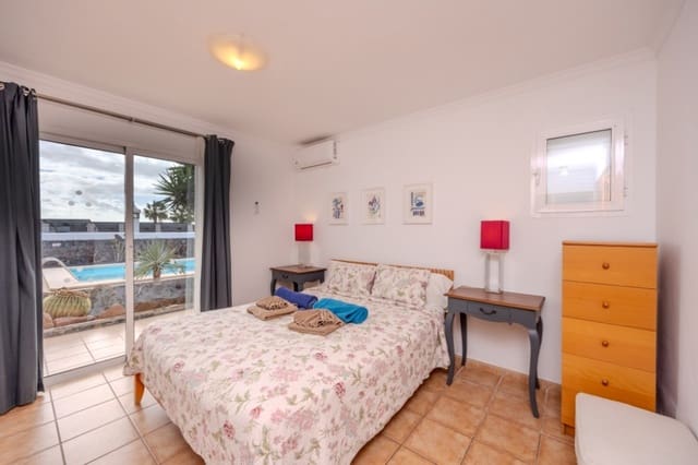 4 bedroom Villa for sale in Playa Blanca, Yaiza with pool - € 750,000 (Ref: 9465637)