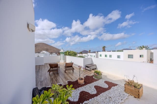 5 bedroom Villa for sale in Yaiza with pool - € 799,000 (Ref: 9470673)