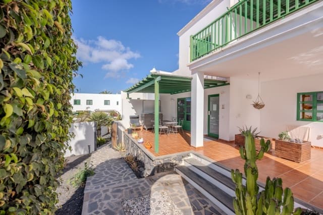 5 bedroom Villa for sale in Yaiza with pool - € 799,000 (Ref: 9470673)