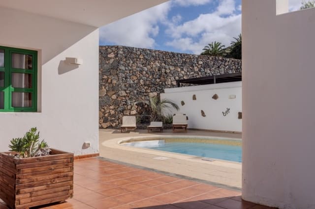 5 bedroom Villa for sale in Yaiza with pool - € 799,000 (Ref: 9470673)