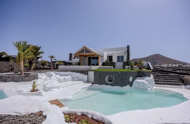 6 bedroom Villa for sale in Tahiche, Teguise with pool - € 2,100,000 (Ref: 9504254)