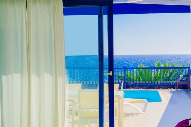 Chalet de 3 habitaciones en Puerto Calero, Yaiza en venta con piscina - 750.000 € (Ref: 9674180)