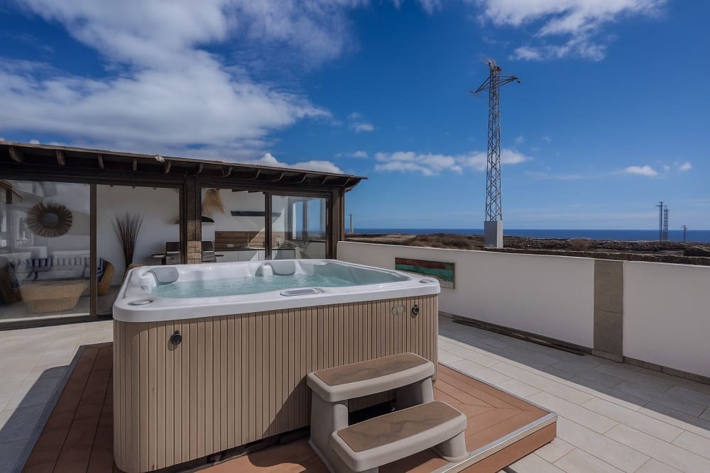 6 bedroom Villa for sale in Puerto del Carmen with pool - € 1,200,000 (Ref: 9677447)