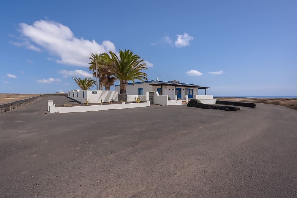 6 bedroom Villa for sale in Puerto del Carmen with pool - € 1,200,000 (Ref: 9677447)