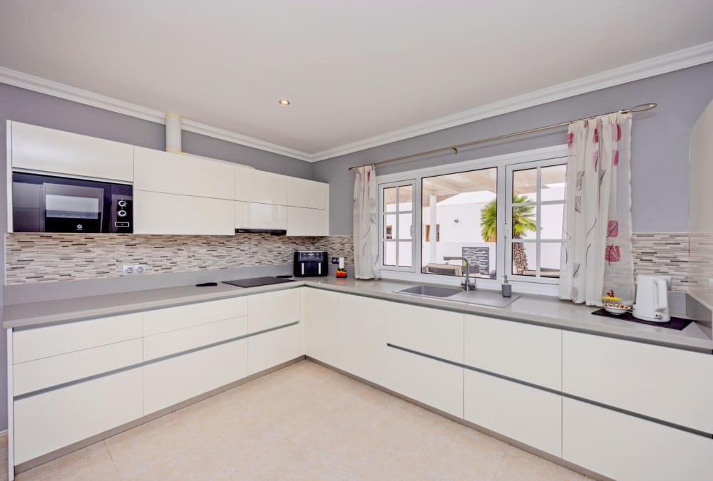 3 bedroom Villa for sale in Yaiza with pool - € 565,000 (Ref: 9701601)