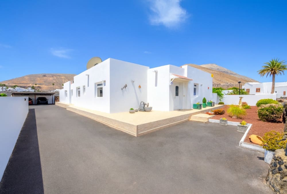 3 bedroom Villa for sale in Yaiza with pool - € 565,000 (Ref: 9701601)