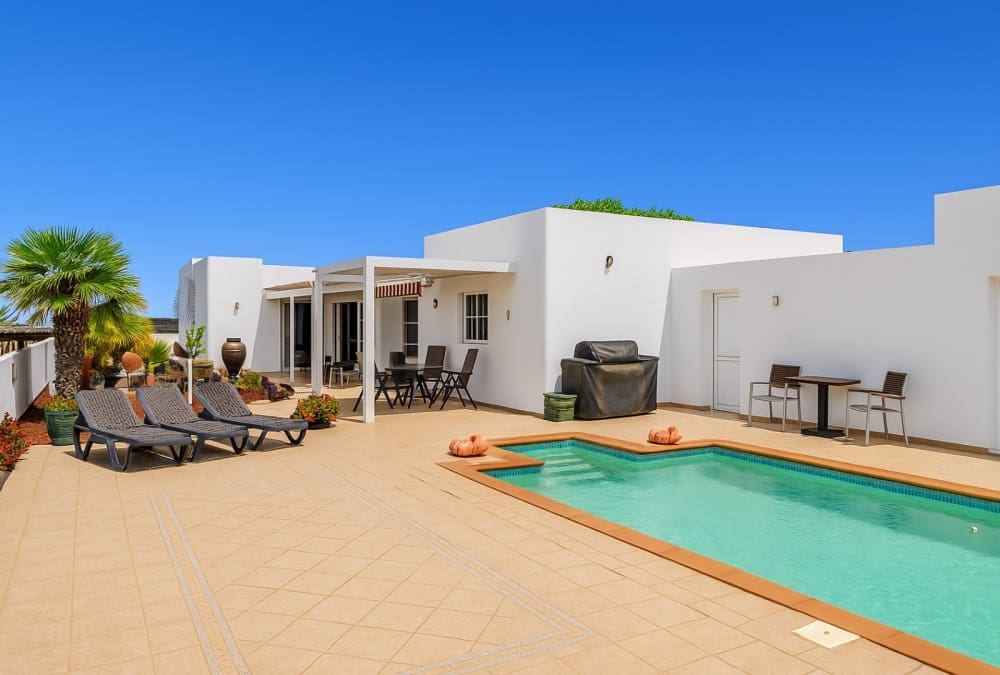 3 bedroom Villa for sale in Yaiza with pool - € 565,000 (Ref: 9701601)