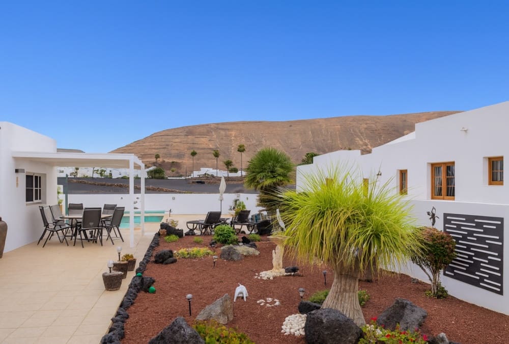 3 bedroom Villa for sale in Yaiza with pool - € 565,000 (Ref: 9701601)