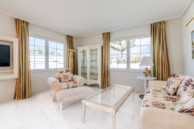 4 soveværelse Villa til salg i Puerto Calero, Yaiza med swimmingpool - € 2.400.000 (Ref: 9761956)