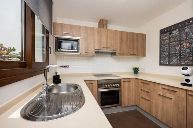 2 makuuhuone Huvila myytävänä paikassa Puerto Calero, Yaiza mukana uima-altaan - 369 000 € (Ref: 9799226)