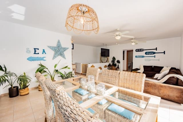 4 soverom Villa til salgs i Playa Blanca, Yaiza med svømmebasseng - € 800 000 (Ref: 9982997)