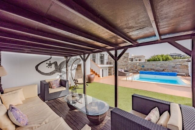 4 soverom Villa til salgs i Playa Blanca, Yaiza med svømmebasseng - € 800 000 (Ref: 9982997)