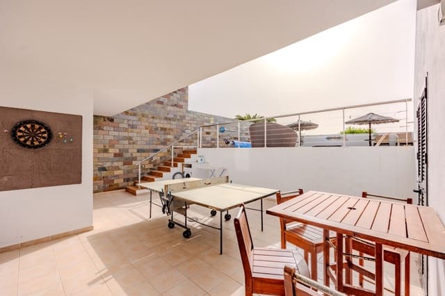 4 soverom Villa til salgs i Playa Blanca, Yaiza med svømmebasseng - € 800 000 (Ref: 9982997)