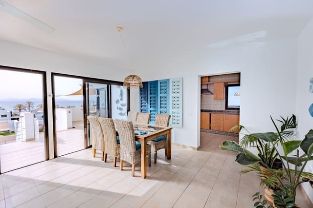 4 soverom Villa til salgs i Playa Blanca, Yaiza med svømmebasseng - € 800 000 (Ref: 9982997)