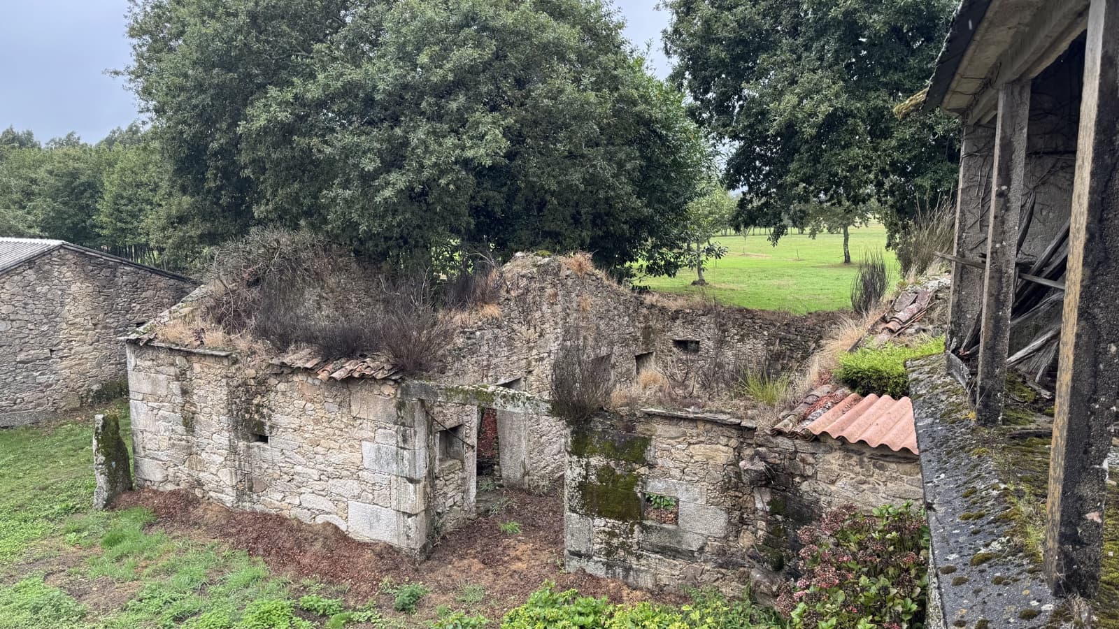 Ruin til salgs i Sobrado - € 95 000 (Ref: 9266522)