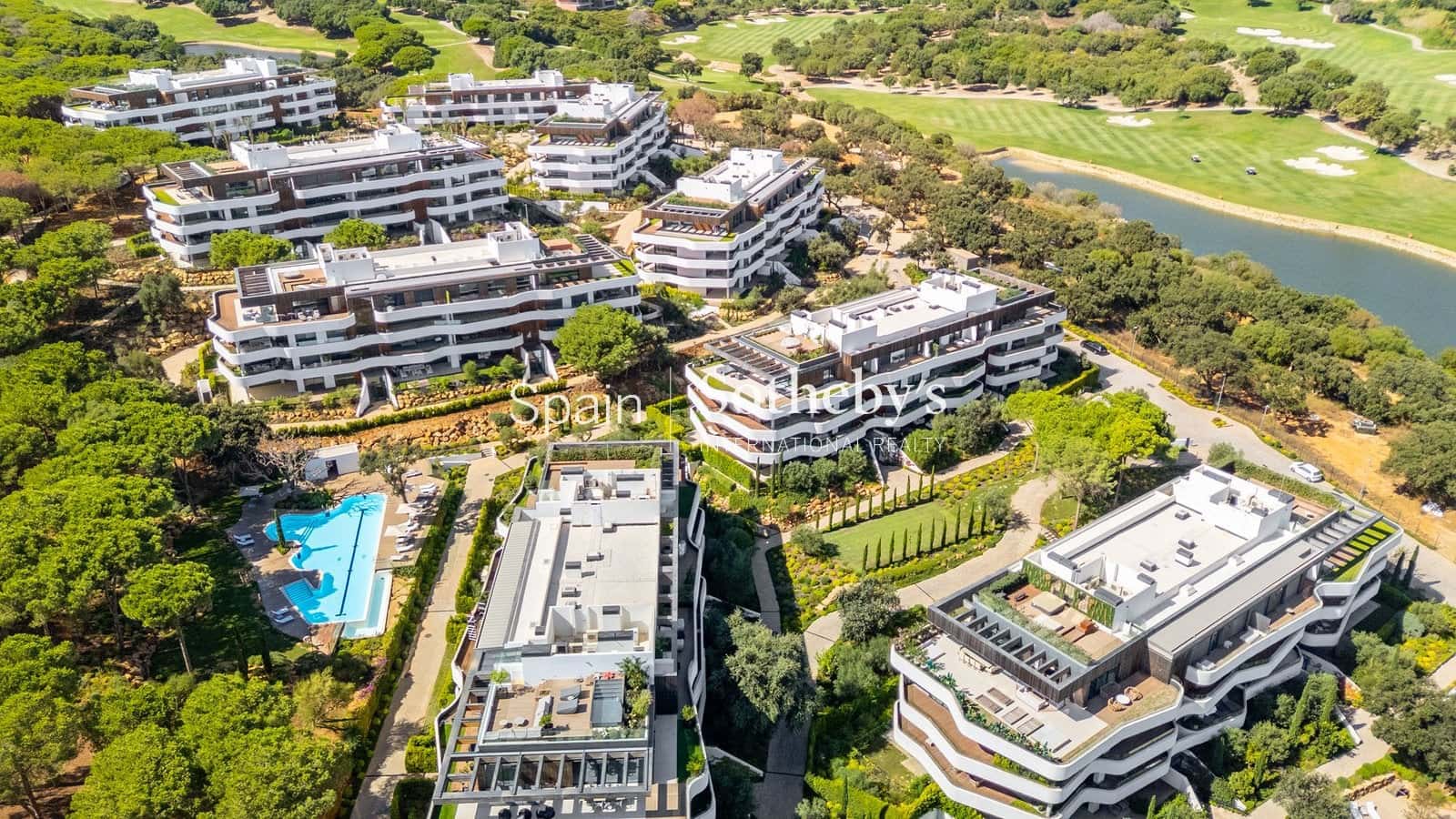 Piso de 2 habitaciones en Sotogrande en venta con piscina garaje - 900.000 € (Ref: 9578210)