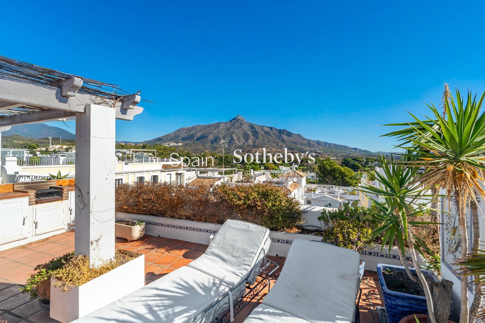 3 camera da letto Villetta Bifamiliare in vendita in Aloha Golf con piscina garage - 995.000 € (Rif: 9578211)