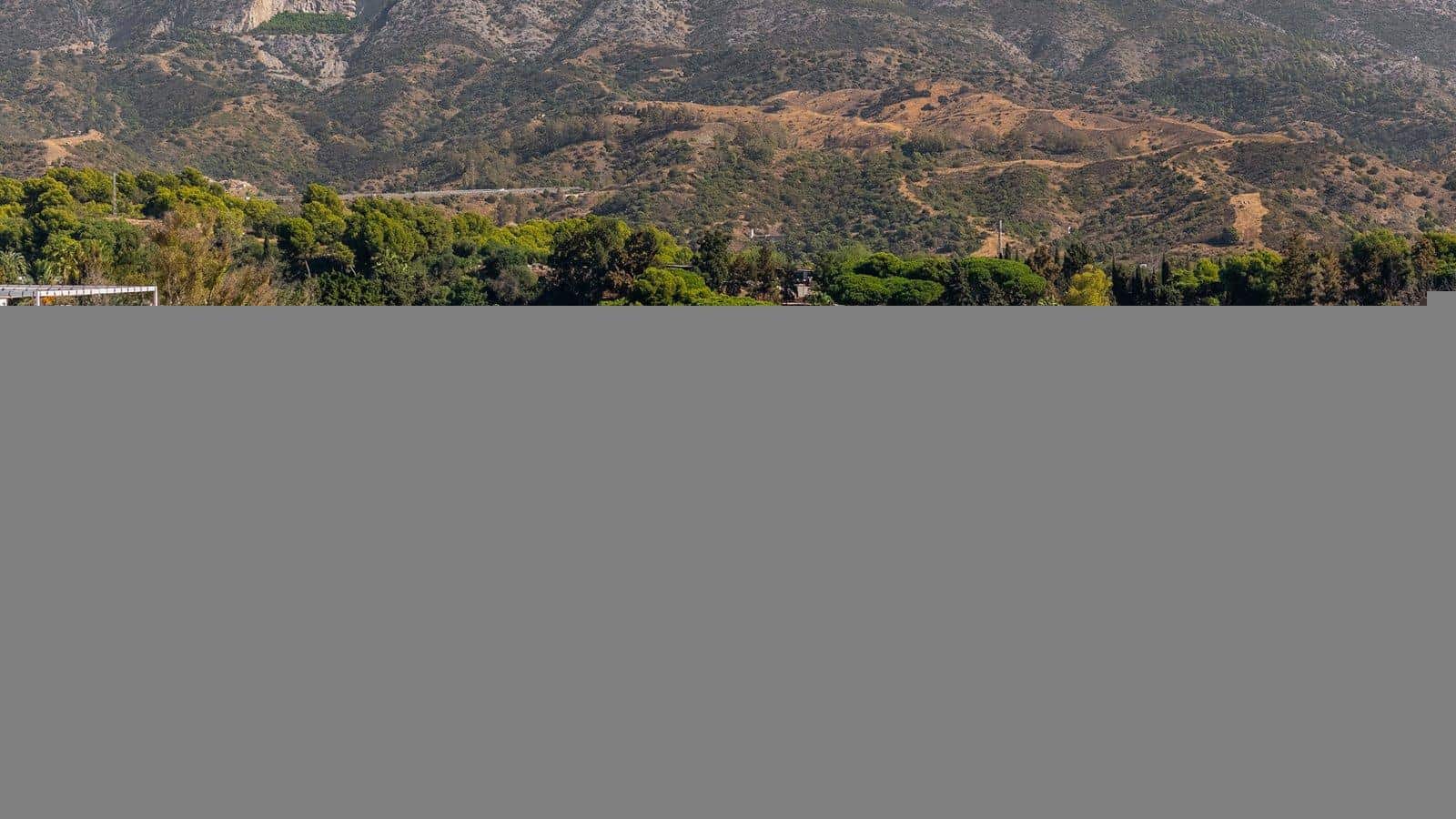 3 camera da letto Villetta Bifamiliare in vendita in Aloha Golf con piscina garage - 995.000 € (Rif: 9578211)