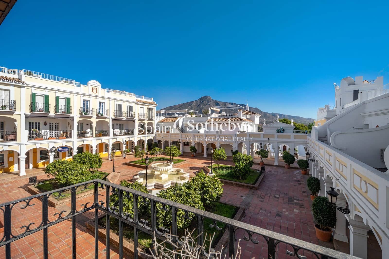 3 Zimmer Doppelhaus zu verkaufen in Aloha Golf mit Pool Garage - 995.000 € (Ref: 9578211)