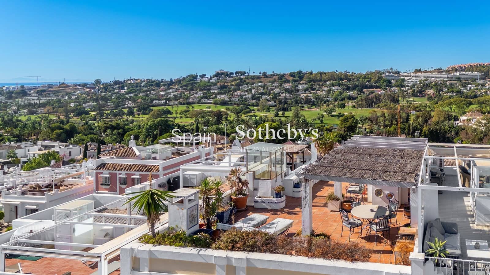 3 Zimmer Doppelhaus zu verkaufen in Aloha Golf mit Pool Garage - 995.000 € (Ref: 9578211)