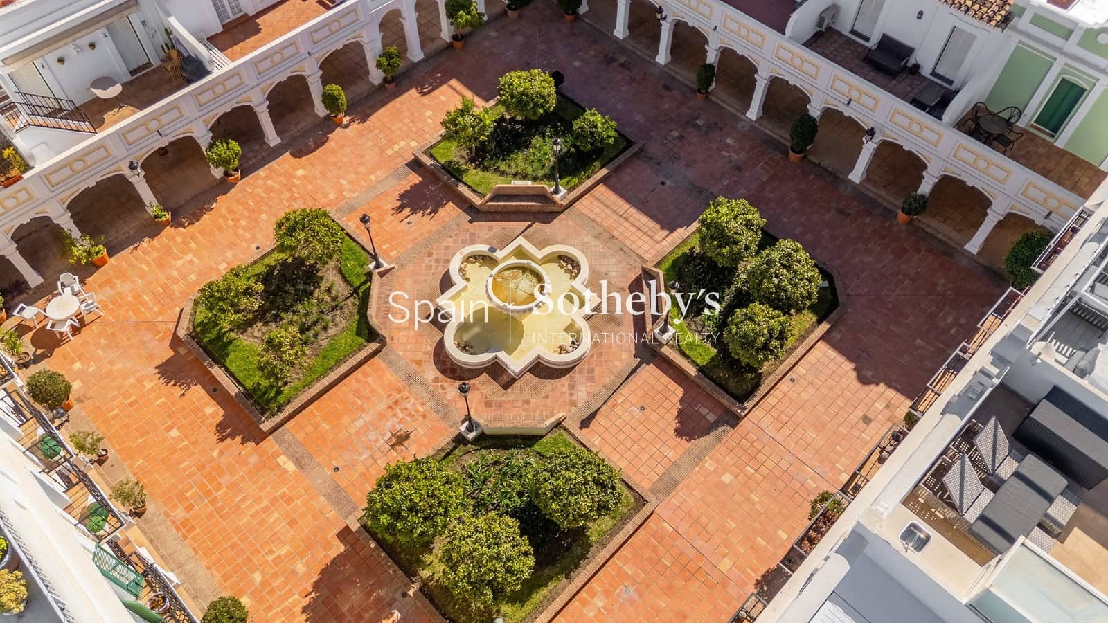 3 Zimmer Doppelhaus zu verkaufen in Aloha Golf mit Pool Garage - 995.000 € (Ref: 9578211)