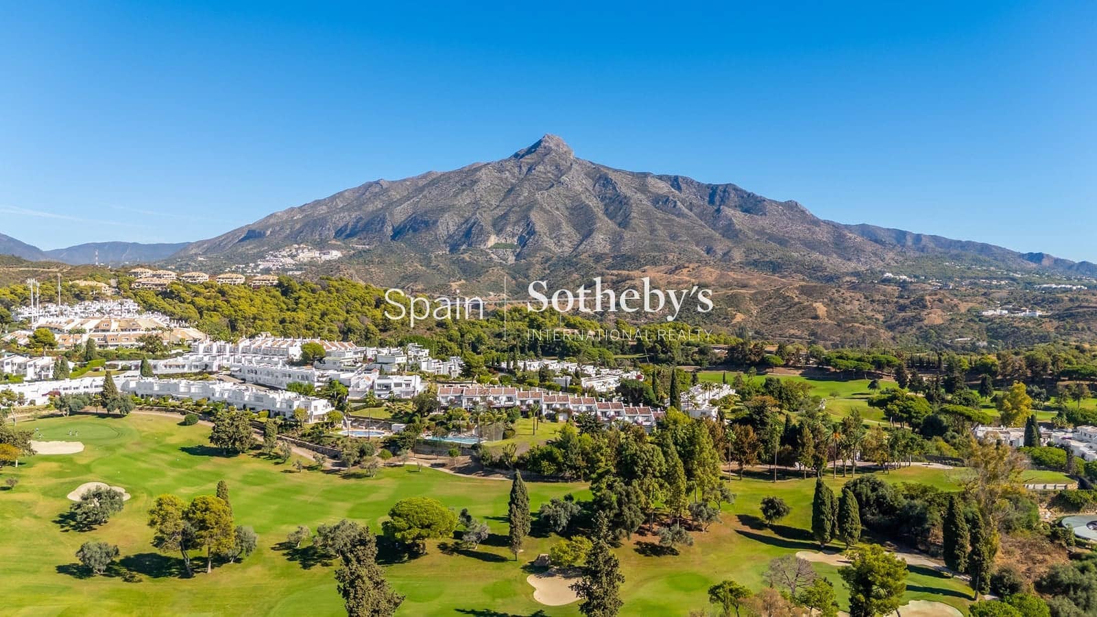 3 Zimmer Doppelhaus zu verkaufen in Aloha Golf mit Pool Garage - 995.000 € (Ref: 9578211)