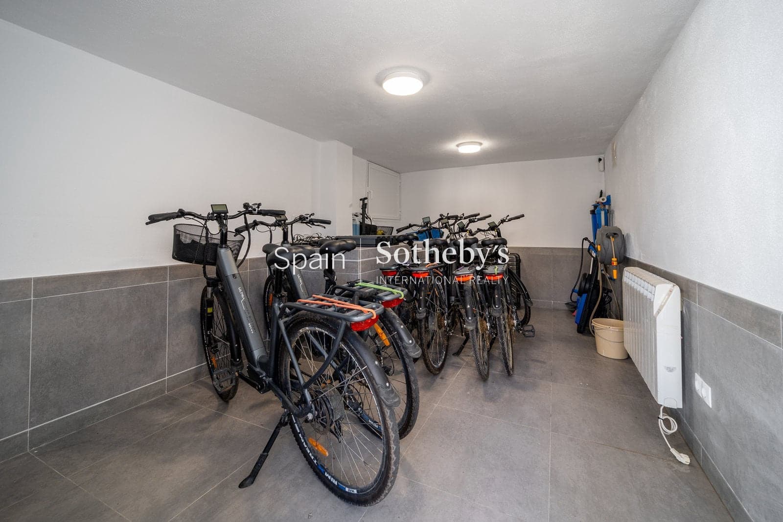 4 quarto Moradia Geminada para venda em Nueva Andalucia com piscina garagem - 1 495 000 € (Ref: 9578212)