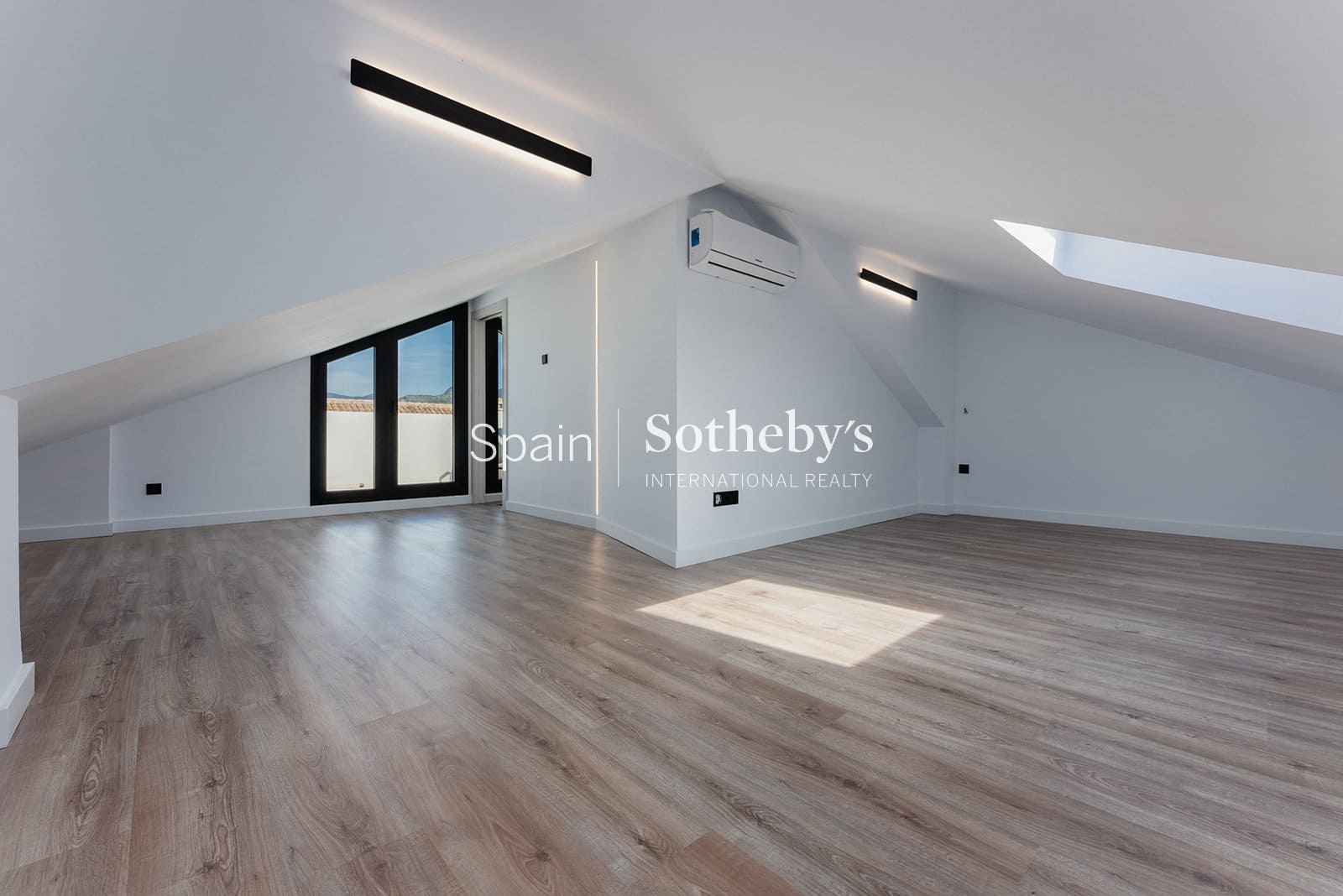 4 sovrum Villa till salu i Estepona med pool garage - 1 595 000 € (Ref: 9578216)