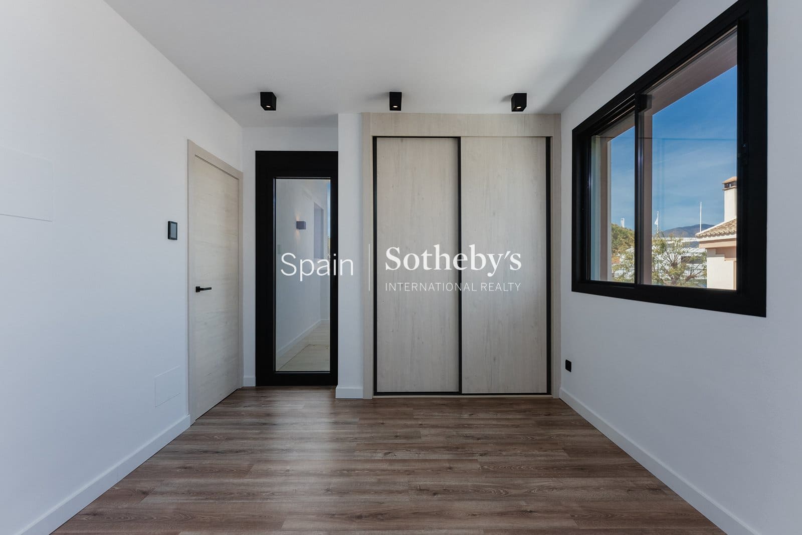 4 sovrum Villa till salu i Estepona med pool garage - 1 595 000 € (Ref: 9578216)