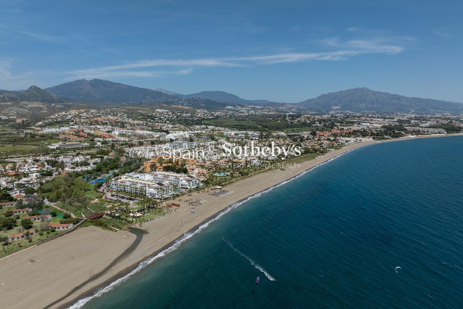 4 sovrum Villa till salu i Estepona med pool garage - 1 595 000 € (Ref: 9578216)