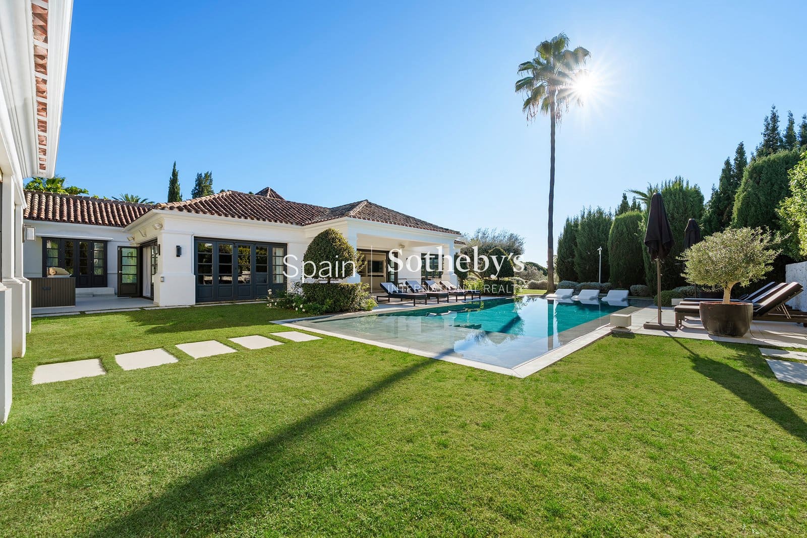 5 chambre Villa/Maison à vendre à Nueva Andalucia avec piscine garage - 11 950 000 € (Ref: 9606352)