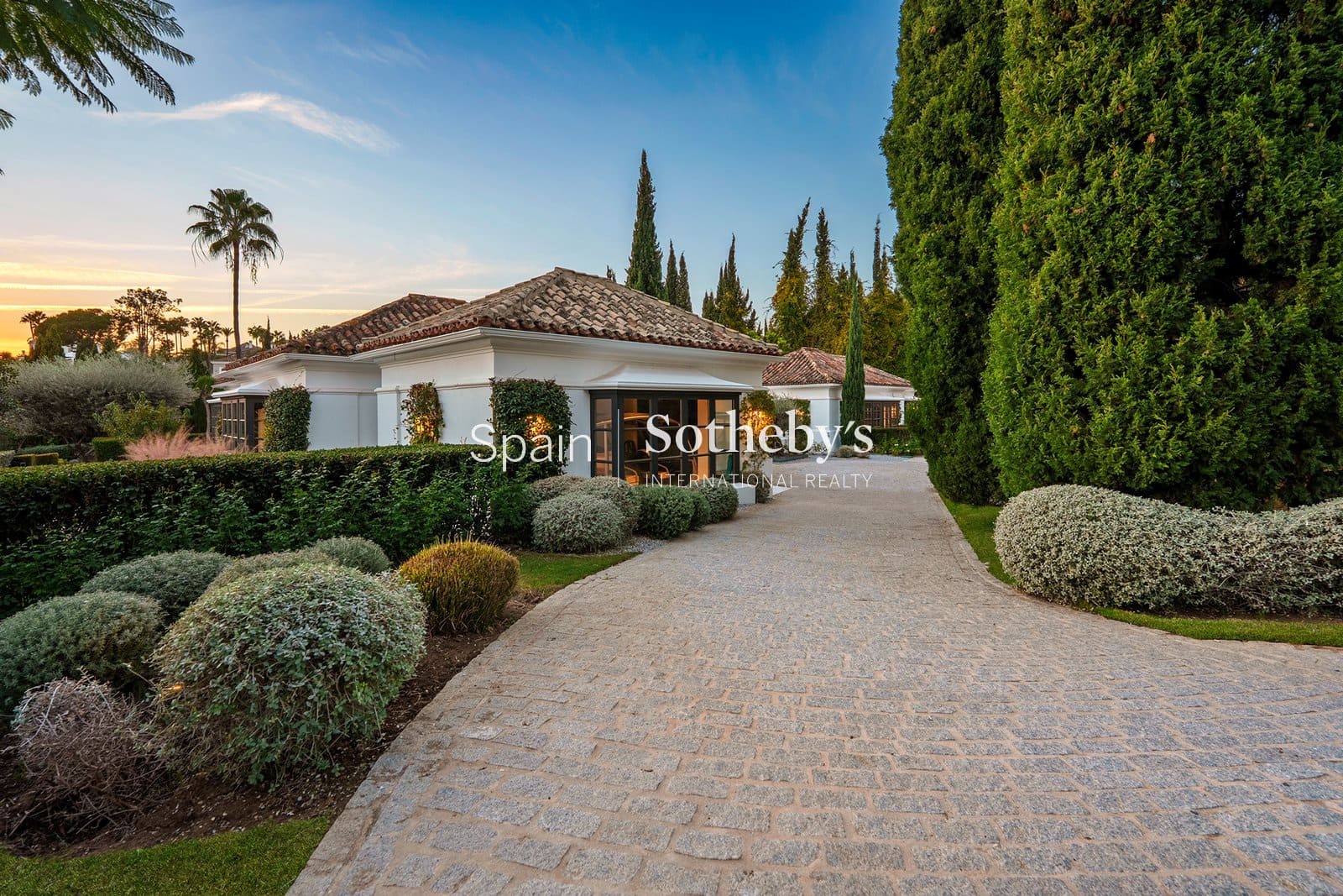 5 chambre Villa/Maison à vendre à Nueva Andalucia avec piscine garage - 11 950 000 € (Ref: 9606352)