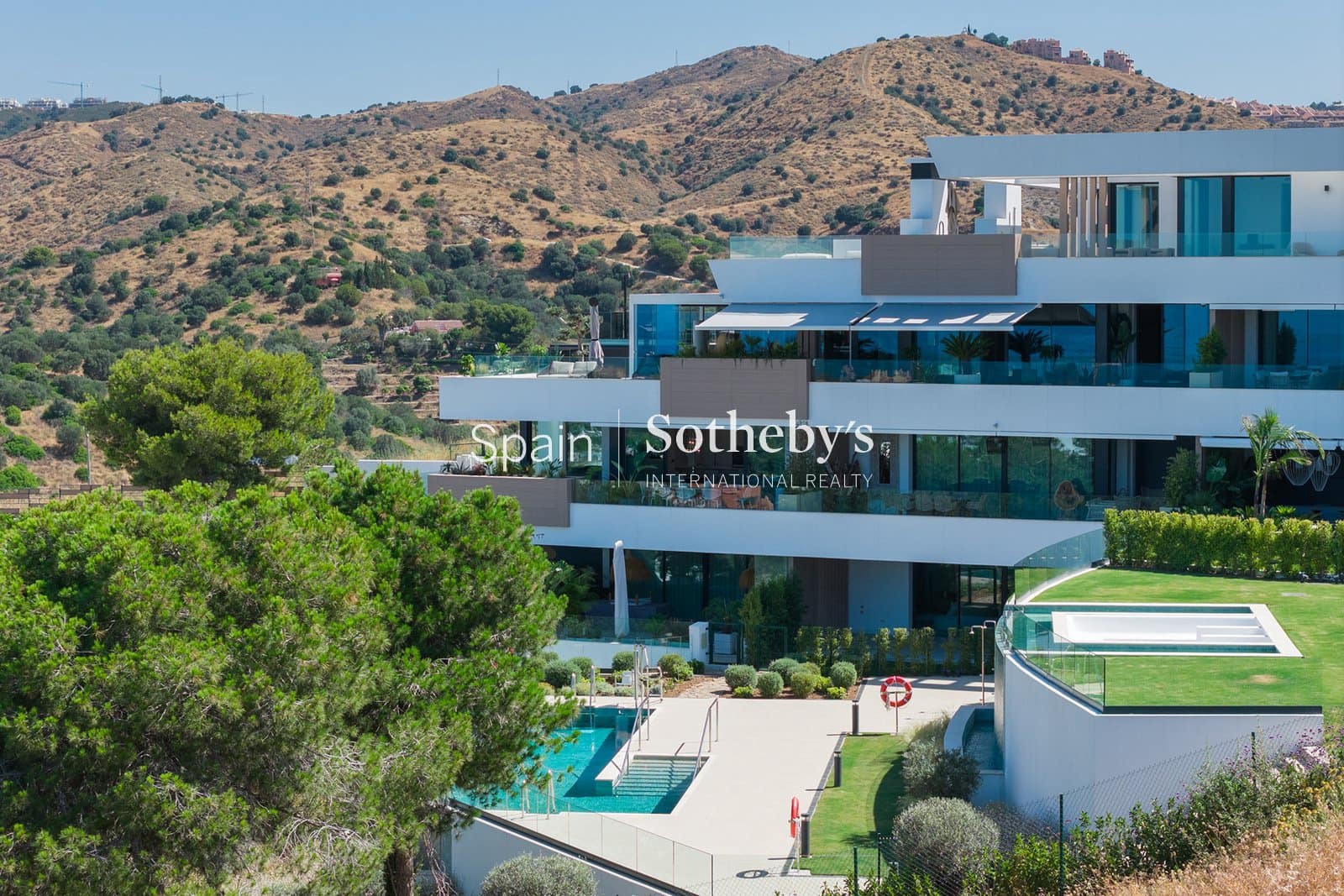 4 bedroom Flat for sale in Marbella with pool garage - € 1,950,000 (Ref: 9606842)