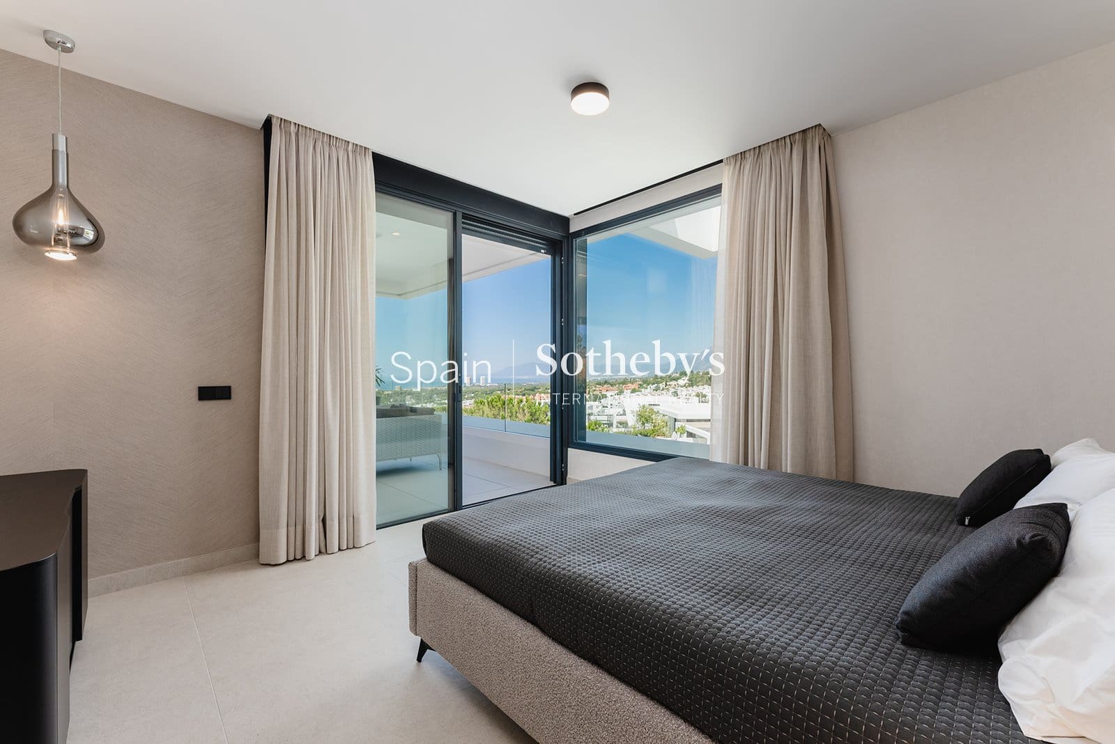 4 bedroom Flat for sale in Marbella with pool garage - € 1,950,000 (Ref: 9606842)