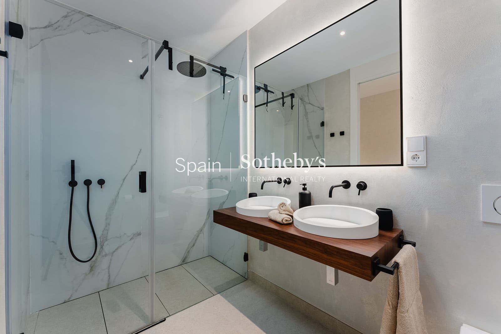 4 bedroom Flat for sale in Marbella with pool garage - € 1,950,000 (Ref: 9606842)