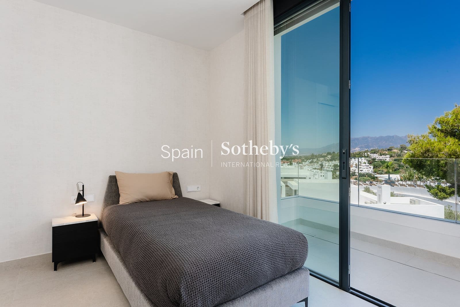 4 bedroom Flat for sale in Marbella with pool garage - € 1,950,000 (Ref: 9606842)