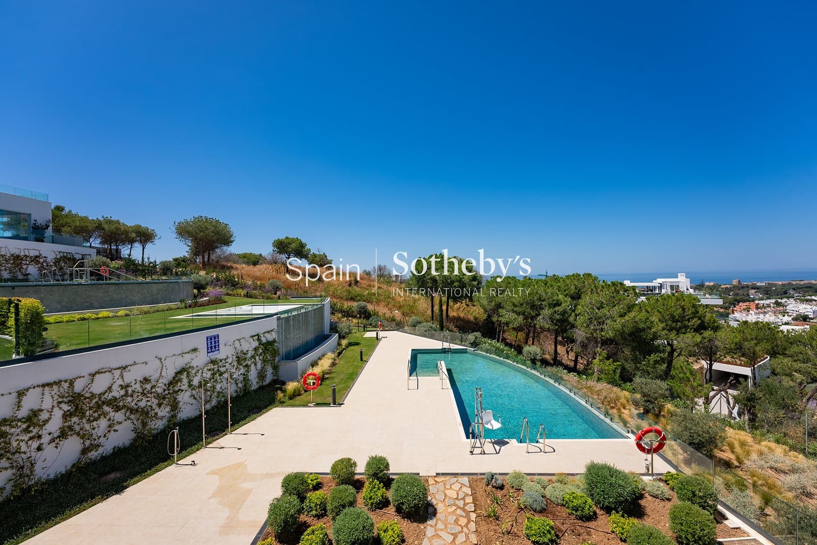 4 bedroom Flat for sale in Marbella with pool garage - € 1,950,000 (Ref: 9606842)