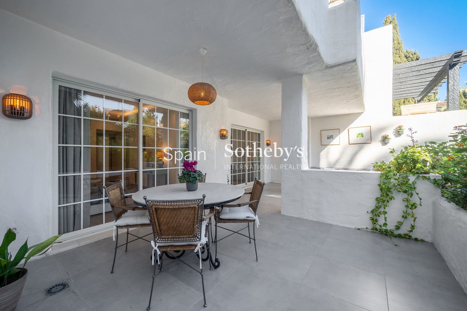 2 soverom Leilighet til salgs i Marbella med svømmebasseng garasje - € 2 425 000 (Ref: 9611889)