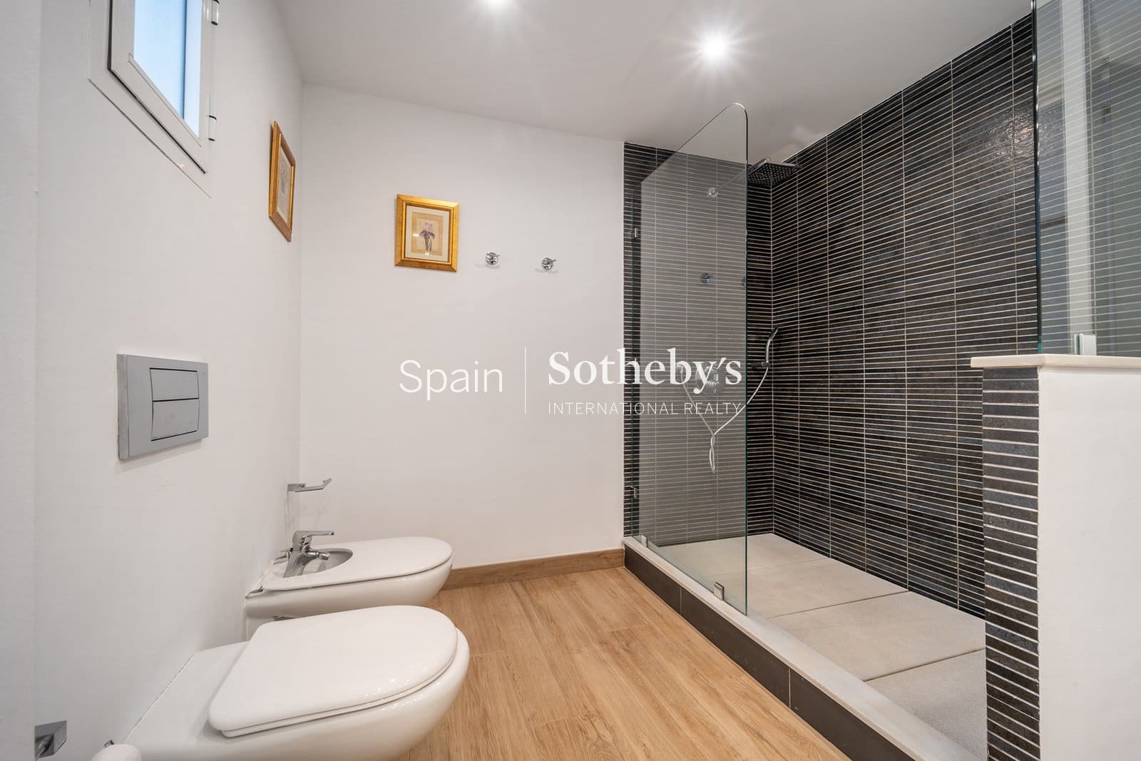 2 soverom Leilighet til salgs i Marbella med svømmebasseng garasje - € 2 425 000 (Ref: 9611889)