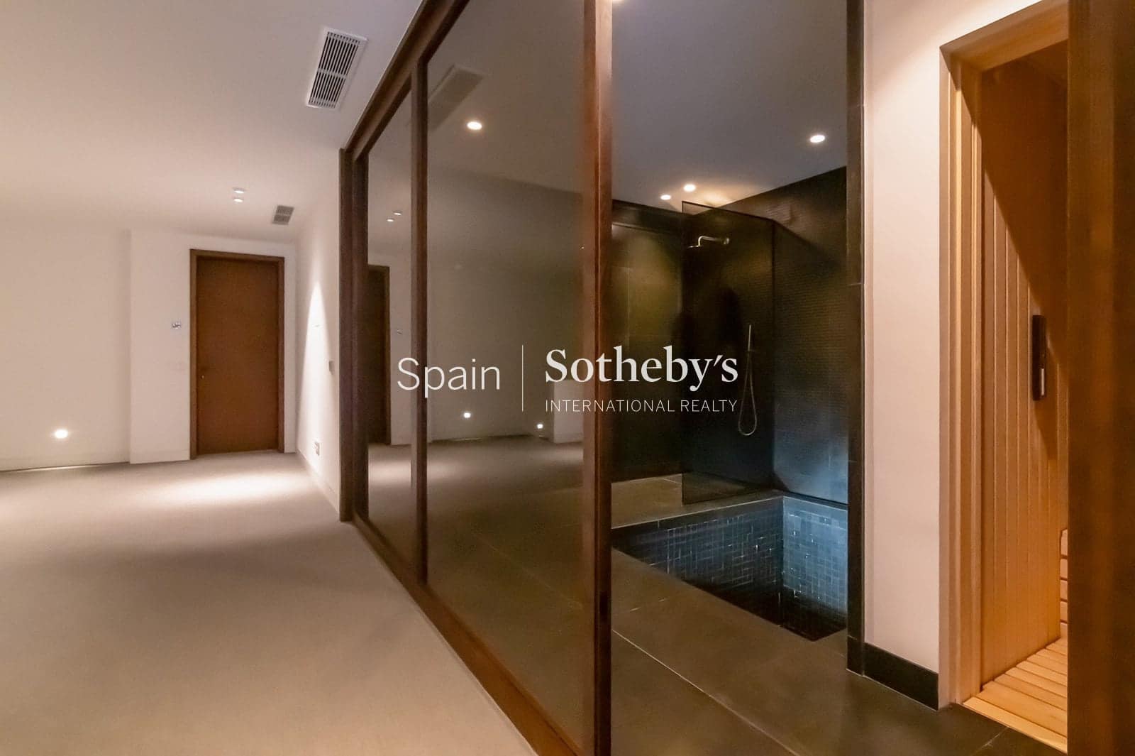 5 bedroom Villa for sale in Sotogrande with pool garage - € 5,400,000 (Ref: 9611994)