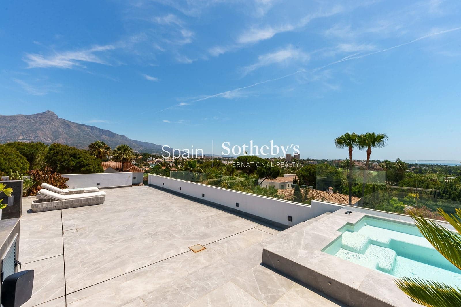 4 sovrum Villa till salu i Nueva Andalucia med pool garage - 3 900 000 € (Ref: 9611996)