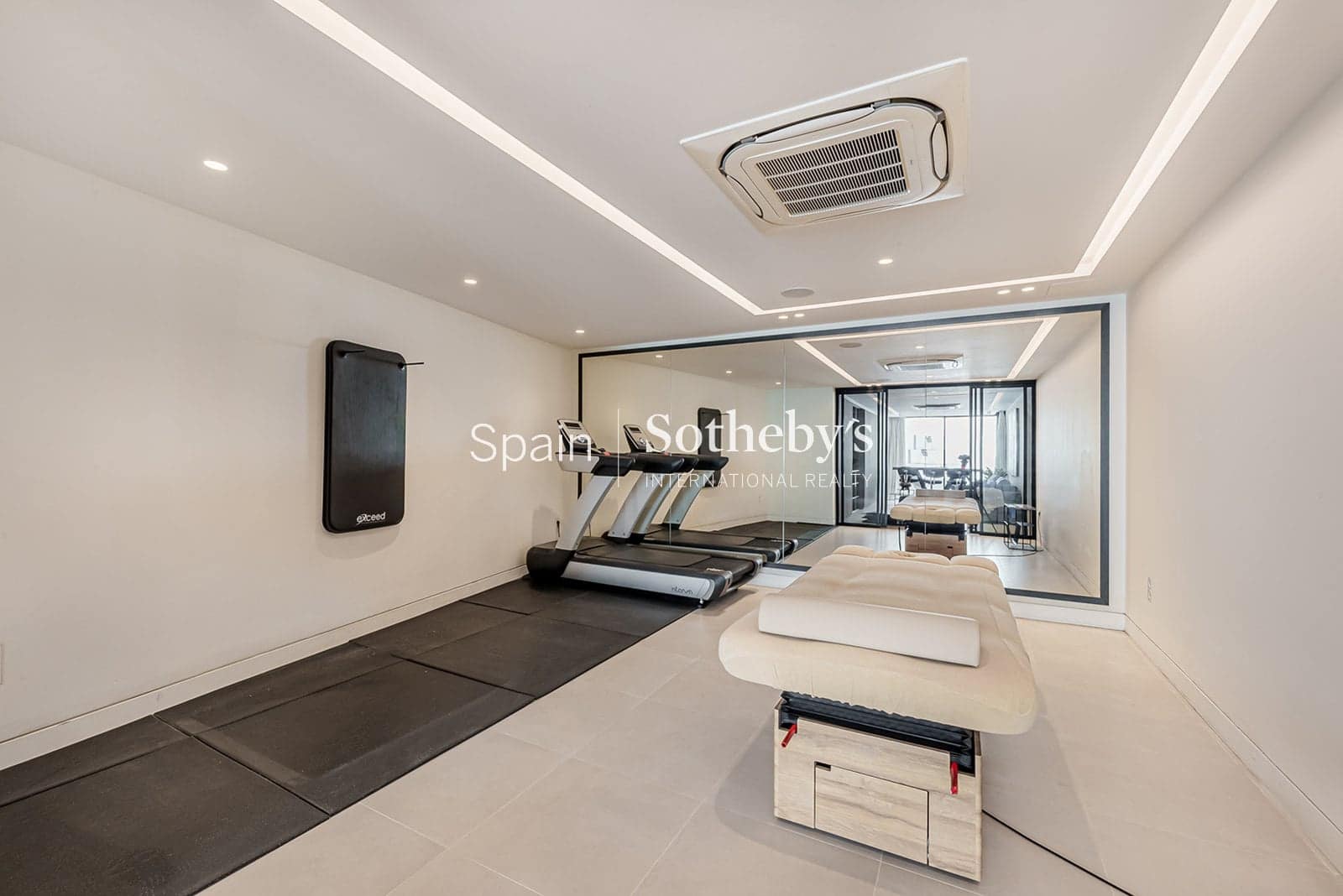 4 sovrum Villa till salu i Nueva Andalucia med pool garage - 3 900 000 € (Ref: 9611996)