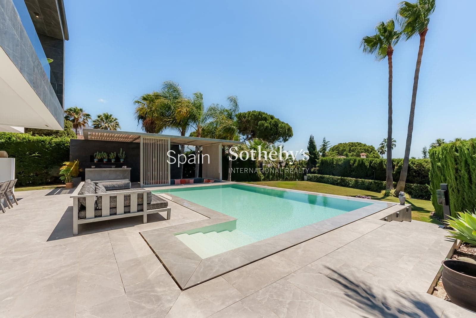 4 sovrum Villa till salu i Nueva Andalucia med pool garage - 3 900 000 € (Ref: 9611996)