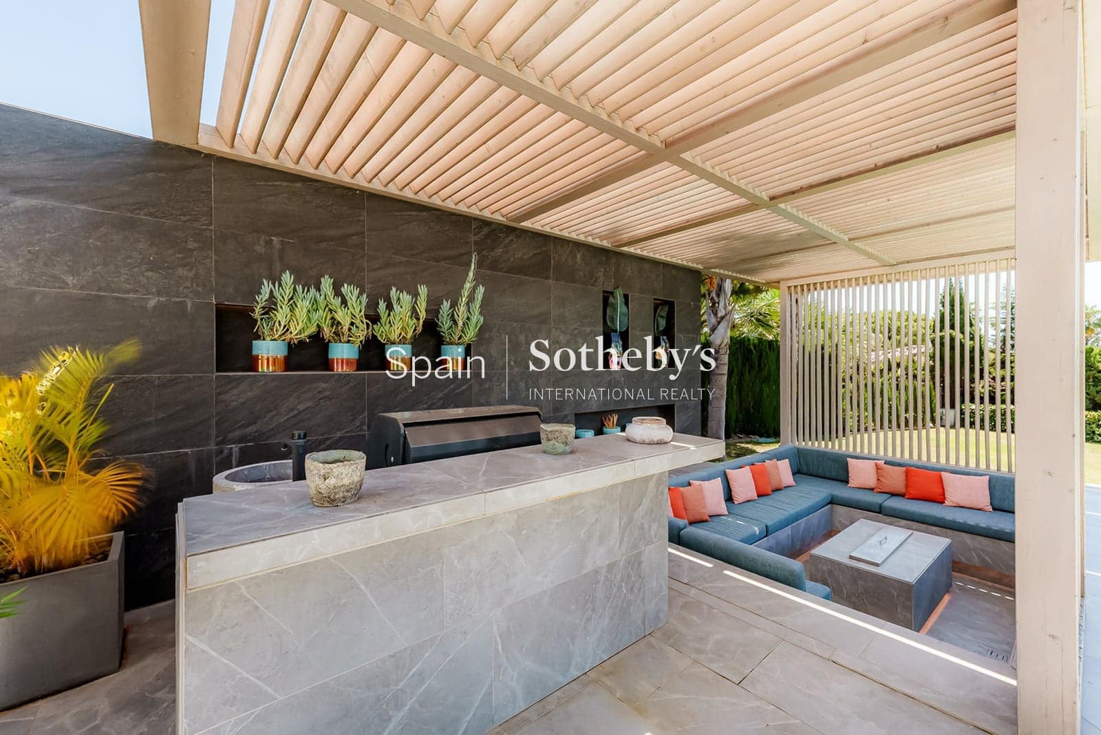 4 sovrum Villa till salu i Nueva Andalucia med pool garage - 3 900 000 € (Ref: 9611996)