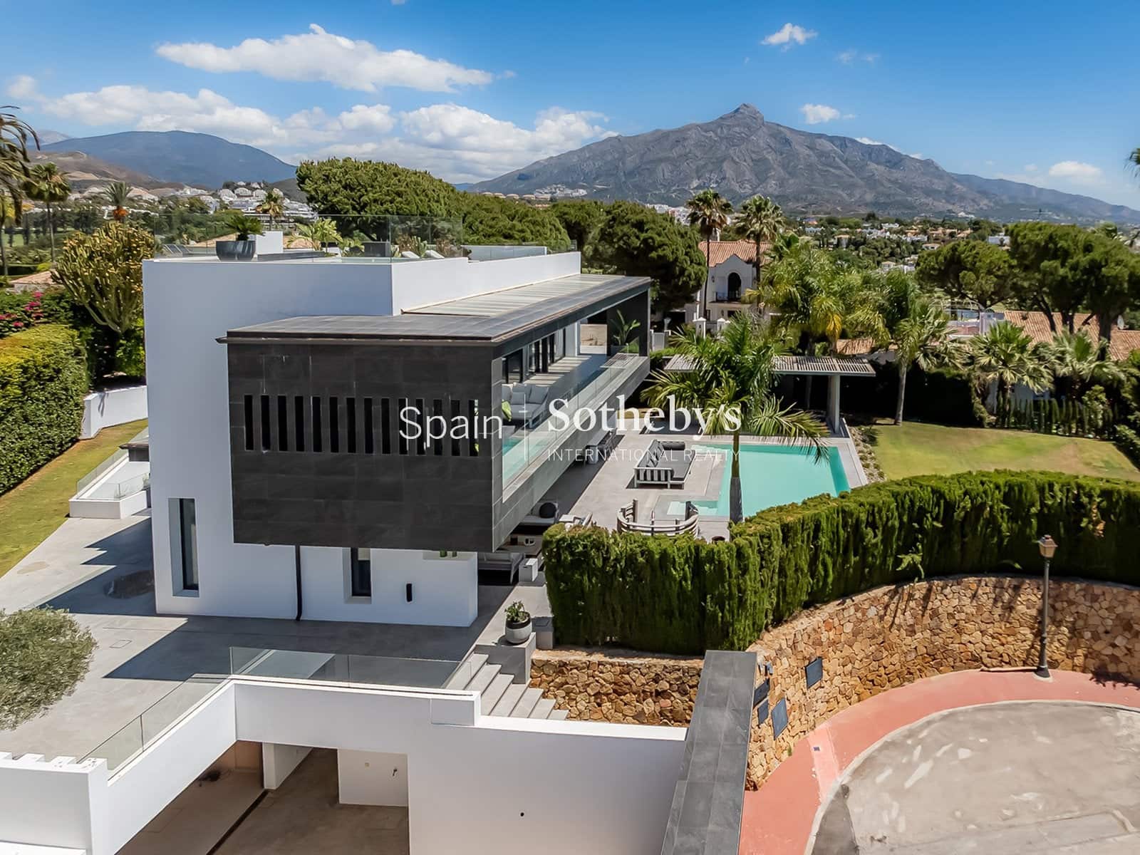 4 sovrum Villa till salu i Nueva Andalucia med pool garage - 3 900 000 € (Ref: 9611996)