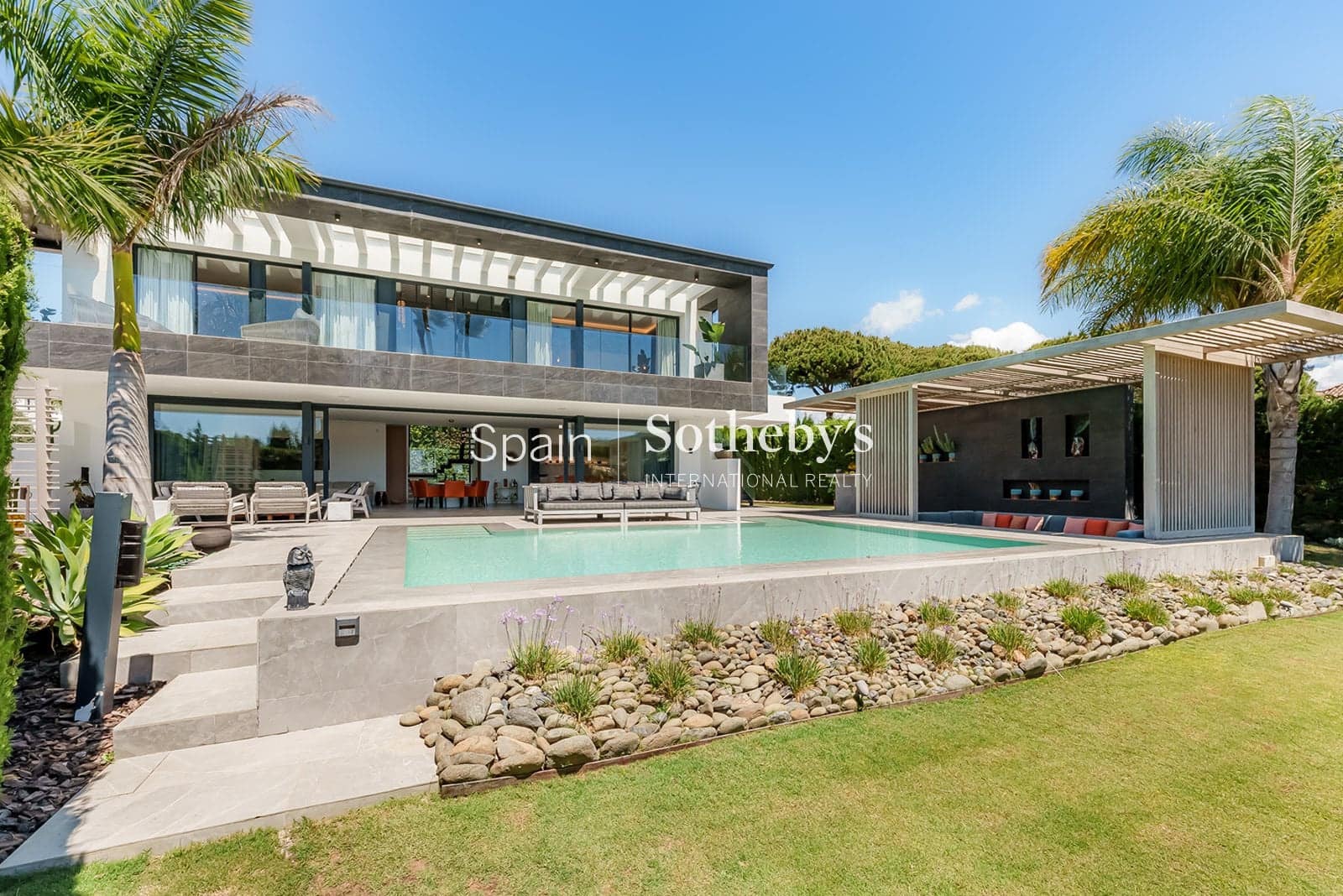 4 sovrum Villa till salu i Nueva Andalucia med pool garage - 3 900 000 € (Ref: 9611996)